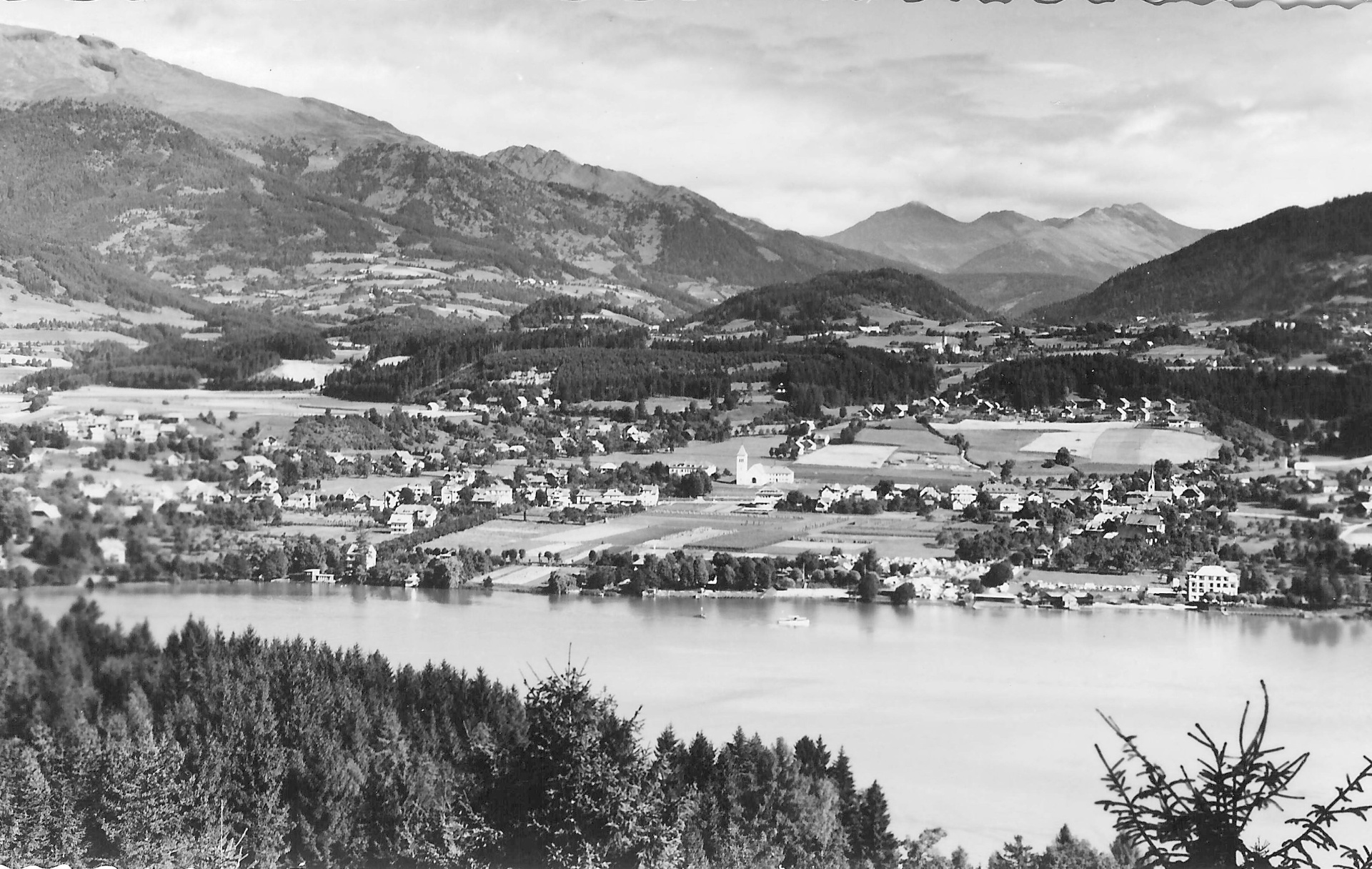 Blick über den See ins Tal