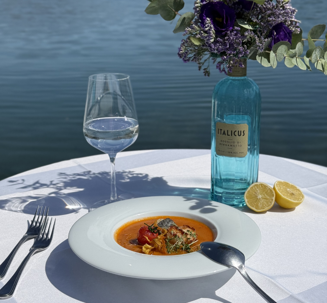 Fischsuppe nach Art des Hauses mit heimischem Fisch und Kräutern
